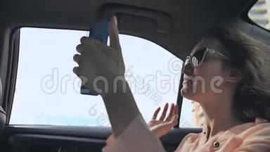 这个女孩<strong>正在</strong>用一部来自迪拜的电话从一辆汽车上<strong>直播</strong>。